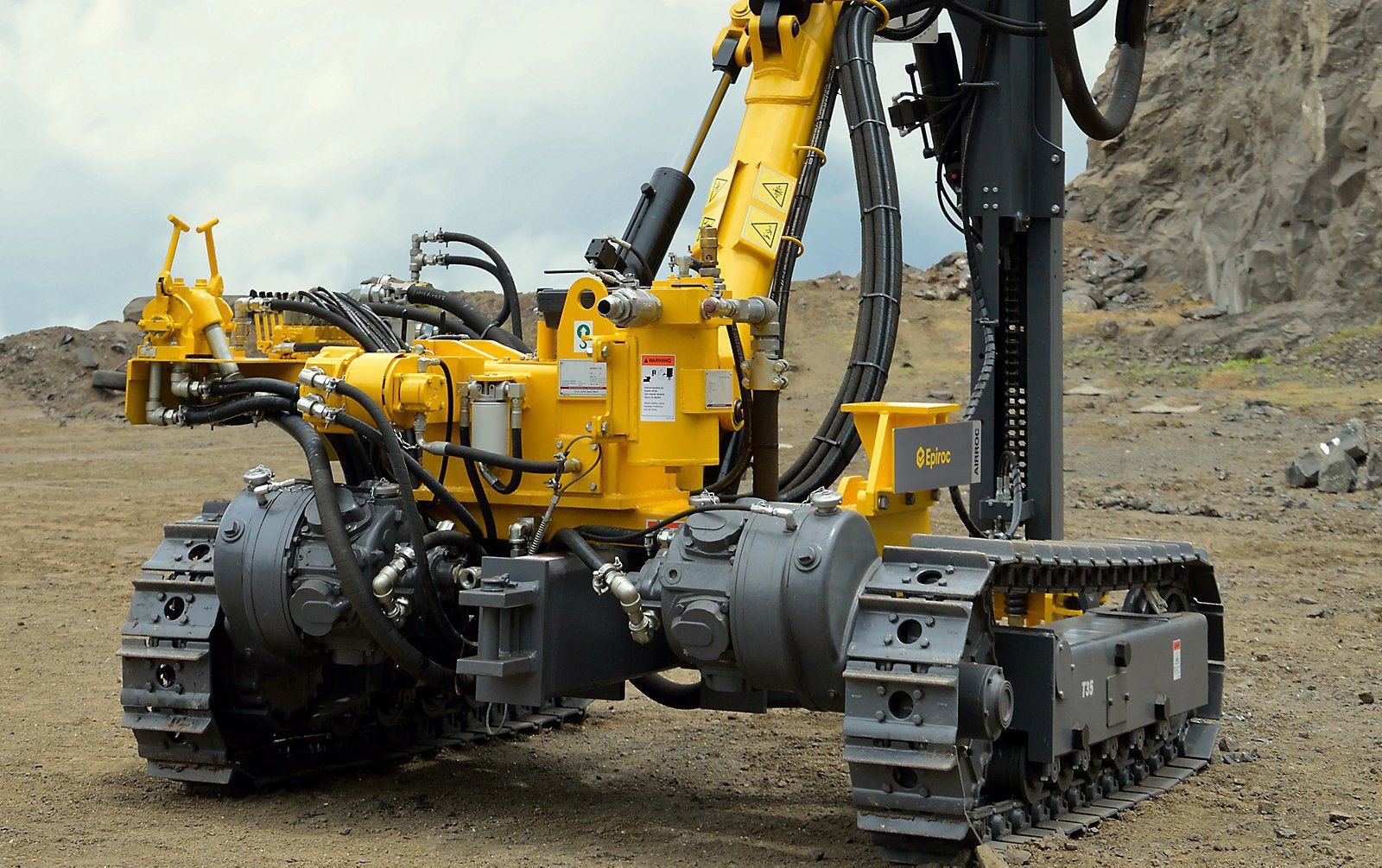 Multifunction drilling rig / crawler / tophammer / pneumatic
